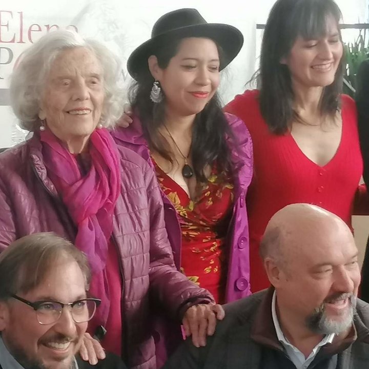 Elena Poniatowska y algunos escritores premiados, junto a miembros del jurado y el editor Basilio Rodríguez Cañada.