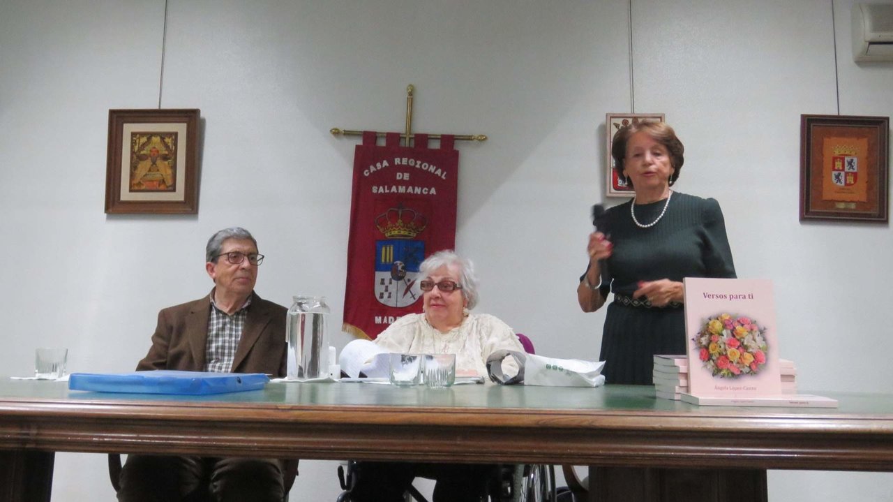 La presidenta de la Casa Regional de Salamanca 
en Madrid, María Luisa Hernández durante la 
apertura del acto, junto a la autora, Ángela 
López-Castro y Vicente Durán Rodríguez