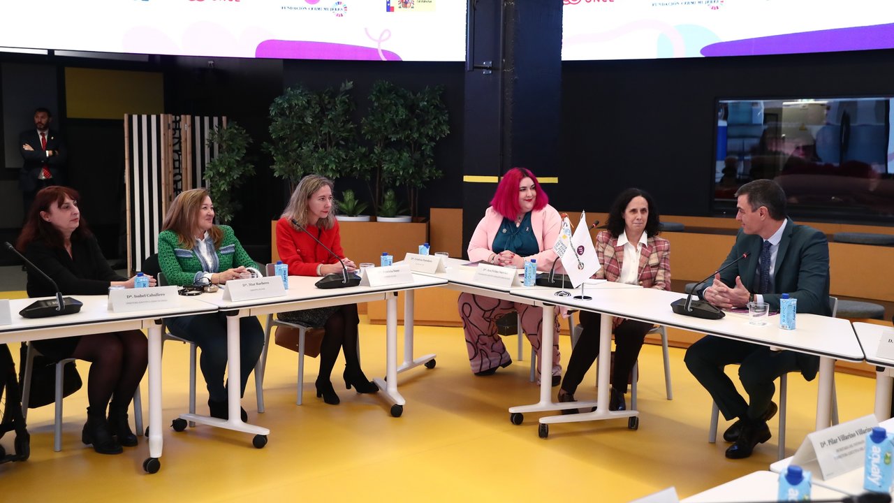 Pedro Sánchez con las representantes de Cermi Mujeres - Foto de Pool Moncloa/Fernando Calvo