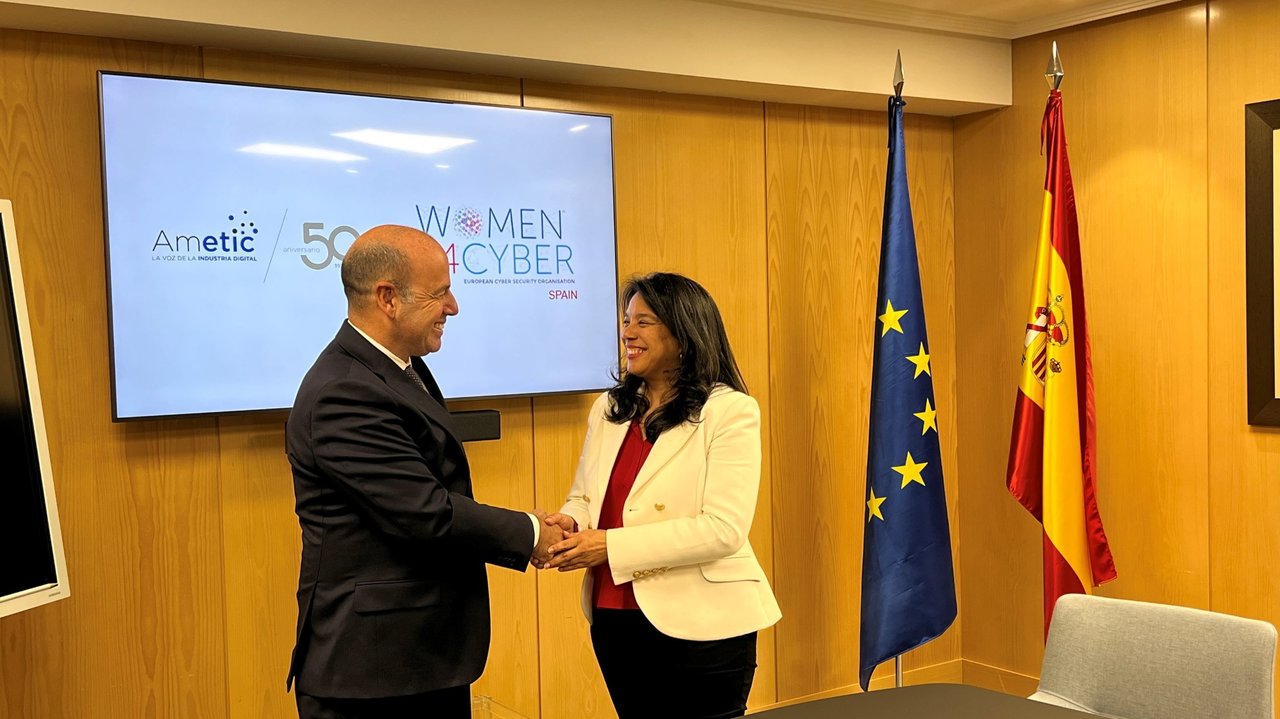 Firma del acuerdo entre Ametic y Women4Cyber - Foto de Ametic