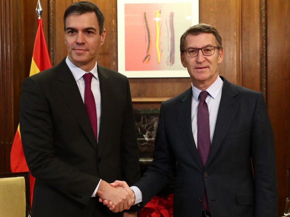 El presidente del Gobierno, Pedro Sánchez, y el del PP, Alberto Núñez Feijóo, estrechando la mano el día que alcanzaron el acuerdo - Foto del PP