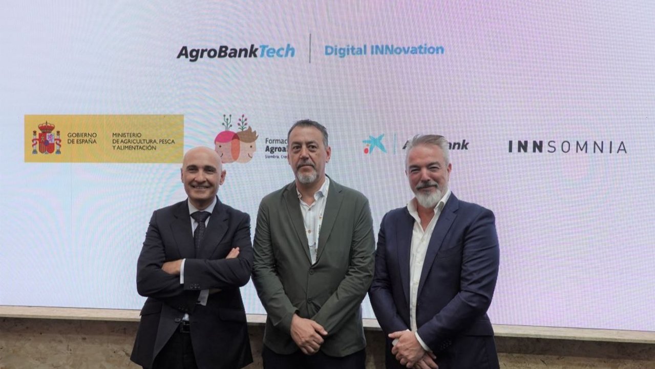 De izquierda a derecha, Jaime Campos, director de AgroBank; José Ángel González, 'agritech manager' de Innsomnia, y Carlos Seara, director de Red AgroBank - Foto de CaixaBank