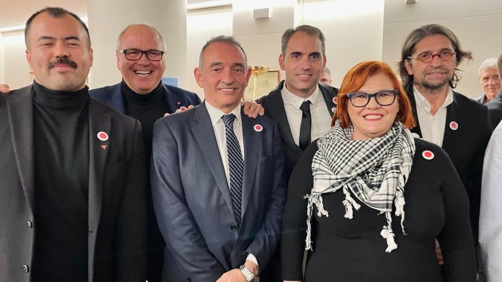 Engracia Rivera, con sus compañeros de partido en un Pleno del Congreso - Foto de IU