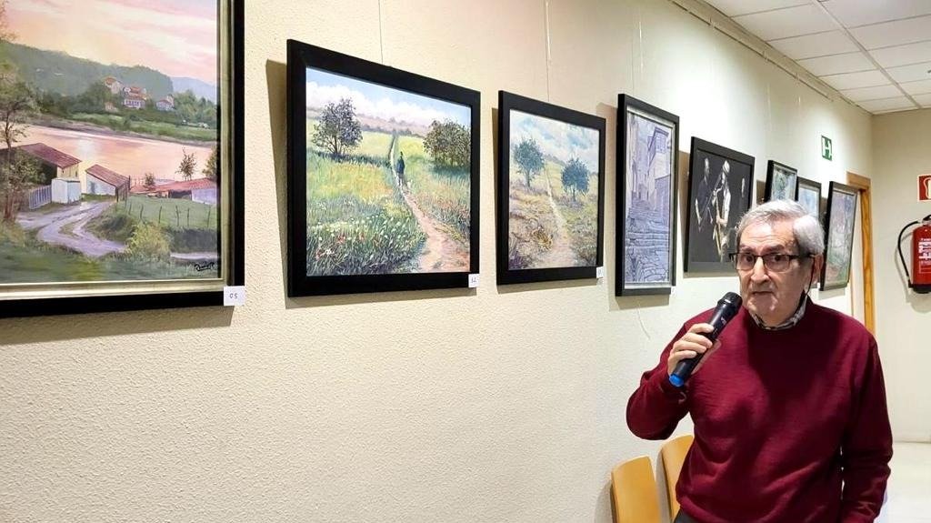 Román Ruiz Corcuera con su exposición de pintura artística - Foto del Ayuntamiento de Majadahonda