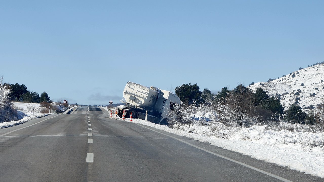 Un camión fuera de la carretera N-122 como consecuencia de la nieve - Foto de ICAL