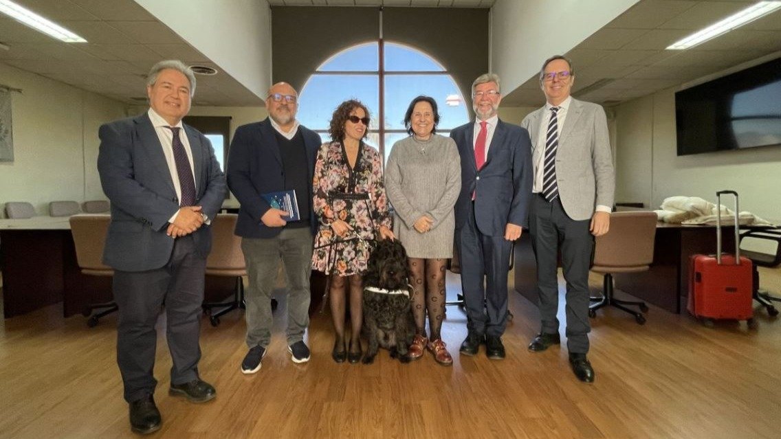 La autora de la tesis, Lourdes González Perea, junto a sus directores de tesis y el tribunal de evaluación - Foto cedida por la investigadora