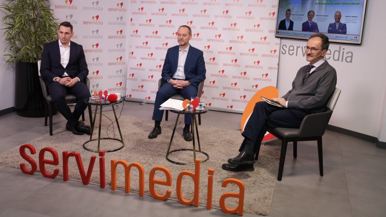 Los tres expertos en hidrógeno verde, antes de comenzar el diálogo en Servimedia - Foto de Jorge Villa