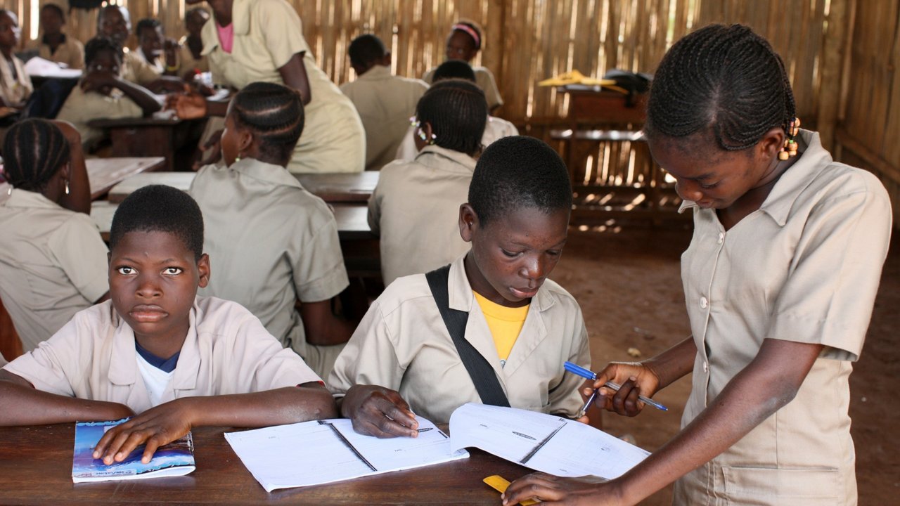 Escolares en un colegio en África - Foto de 123RF/godongphoto