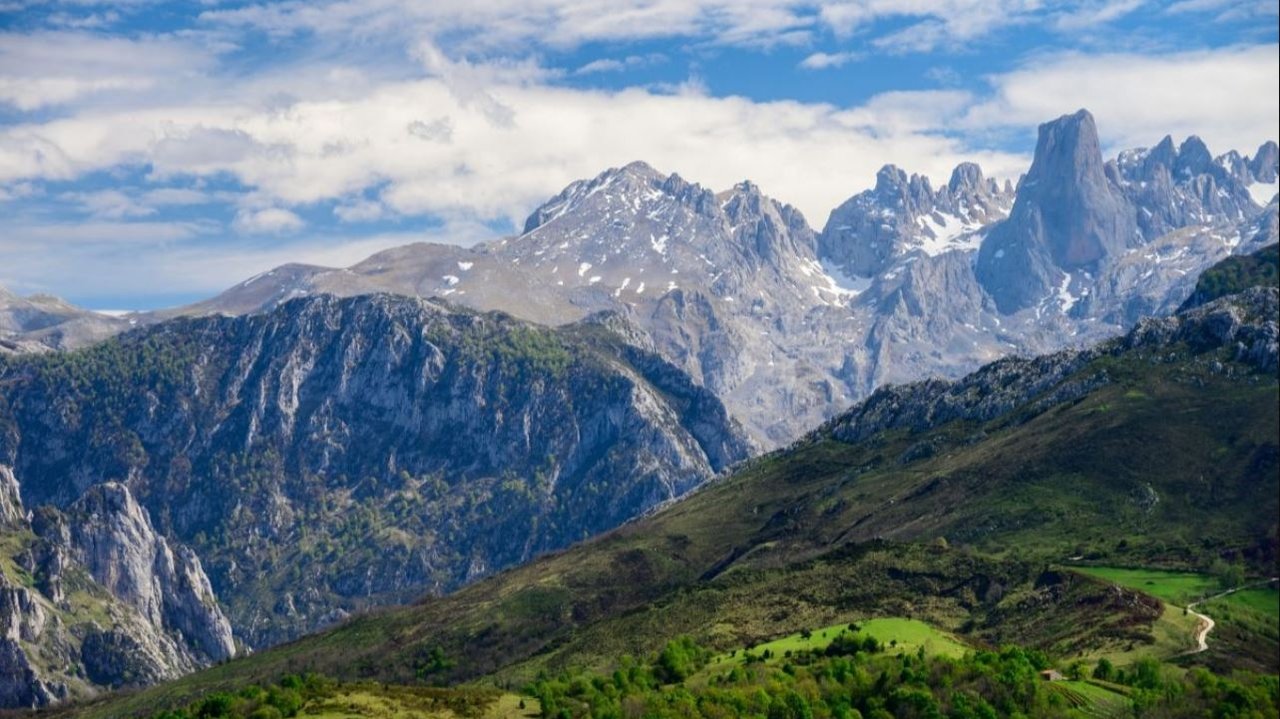 Paisaje de montañas en Asturias - Foto de 123rf/barmalini