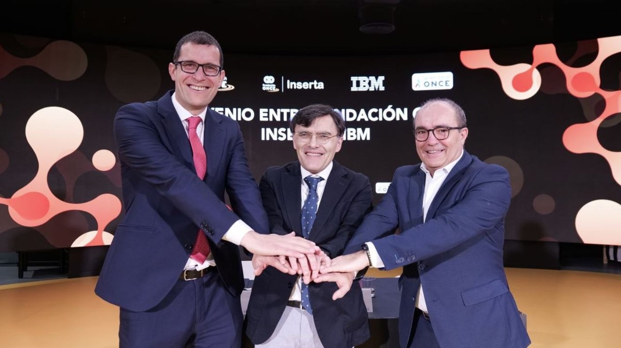 De izquierda a derecha Horacio Morell, presidente de IBM España, Portugal, Grecia e Israel ; Alberto Durán, vicepresidente ejecutivo de Fundación ONCE y Alfonso Jiménez, director general de Viewnext - Foto de Inserta Empleo
