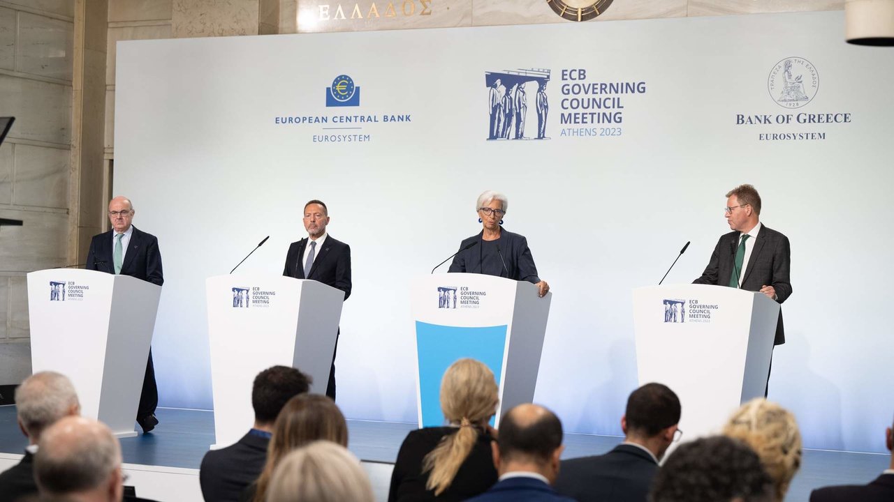 La presidenta del BCE, Christina Lagarde, junto al vicepresidente Luis de Guindos y el gobernador del Banco de Atenas, Yannis Stournaras, en rueda de prensa el 26 de octubre - Foto de Christine Lagarde