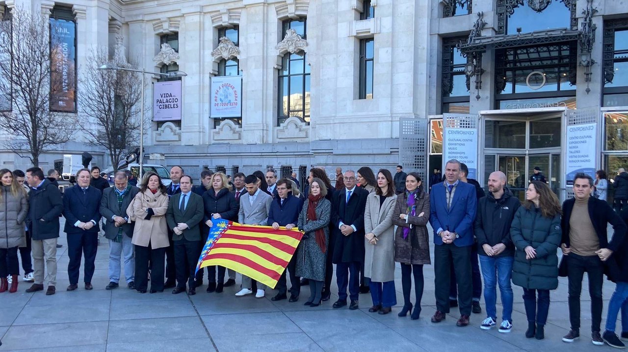 El alcalde durante el minuto de silencio - Foto de Ayuntamiento de Madrid