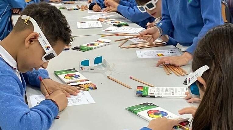 Niños haciendo actividades en el ‘Programa ColorADD en las Escuelas’ en el colegio de Vigo - Foto de Acrómates