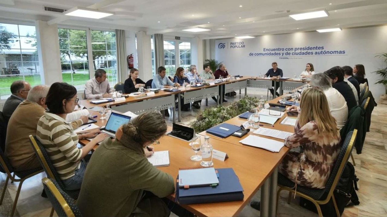 Feijóo, durante la reunión en Córdoba con los presidentes de comunidades y ciudades autónomas gobernadas por el PP - Foto de PP/David Mudarra