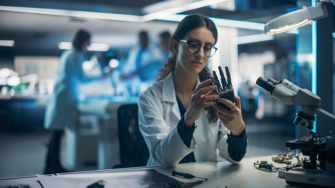 Una mujer trabaja en un laboratorio tecnológico - 123RF/gorodenkoff