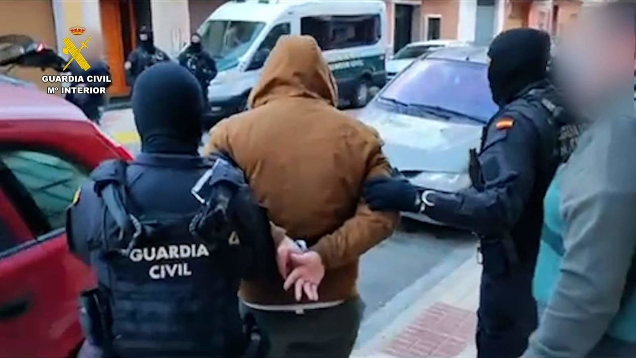 Agentes de la Guardia Civil llevándose a un hombre detenido - Foto de la Guardia Civil