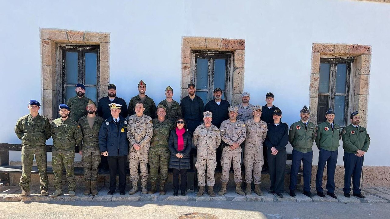 Robles visita el Destacamento Naval de la Isla de Alborán - Foto del MDE