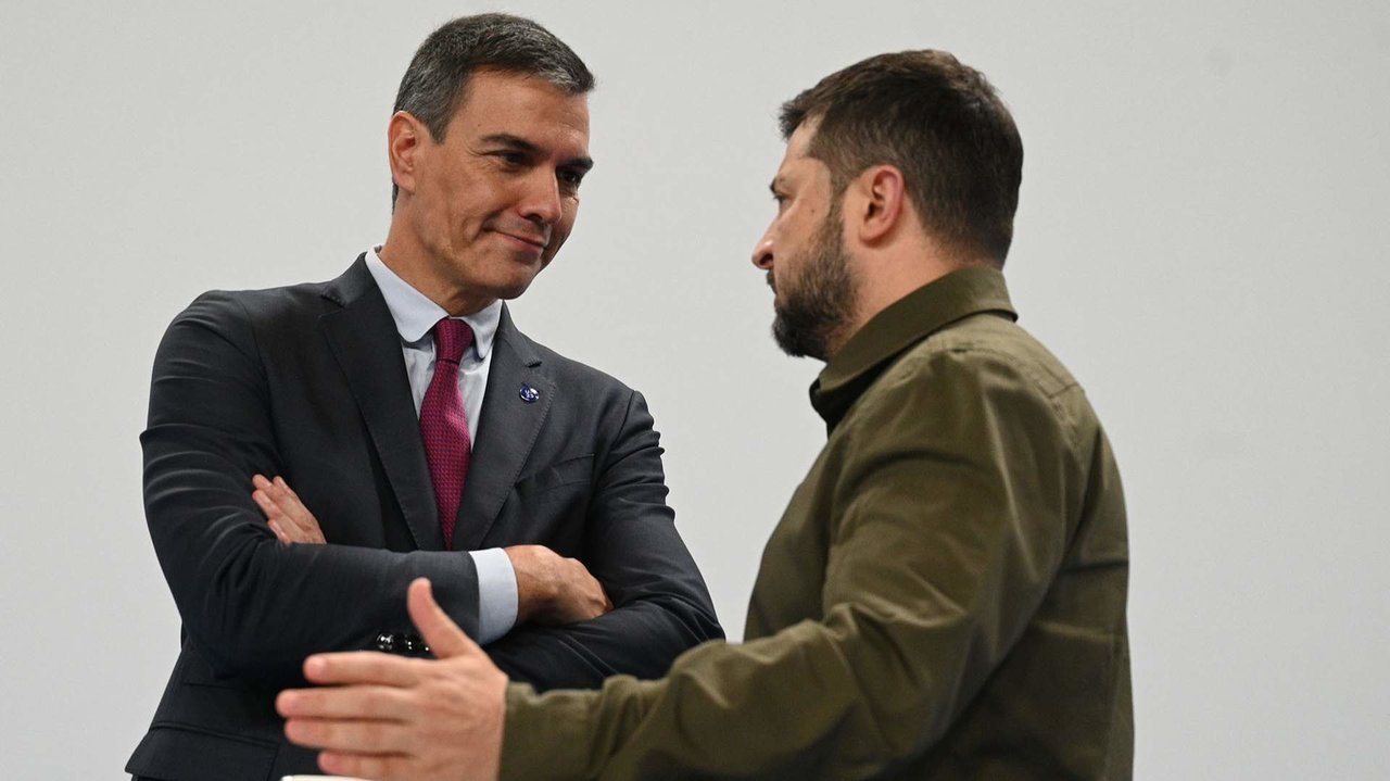 Pedro Sánchez conversa con Volodímir Zelenski en la cumbre de Granada - Foto de Pool Moncloa/Borja Puig de la Bellacasa