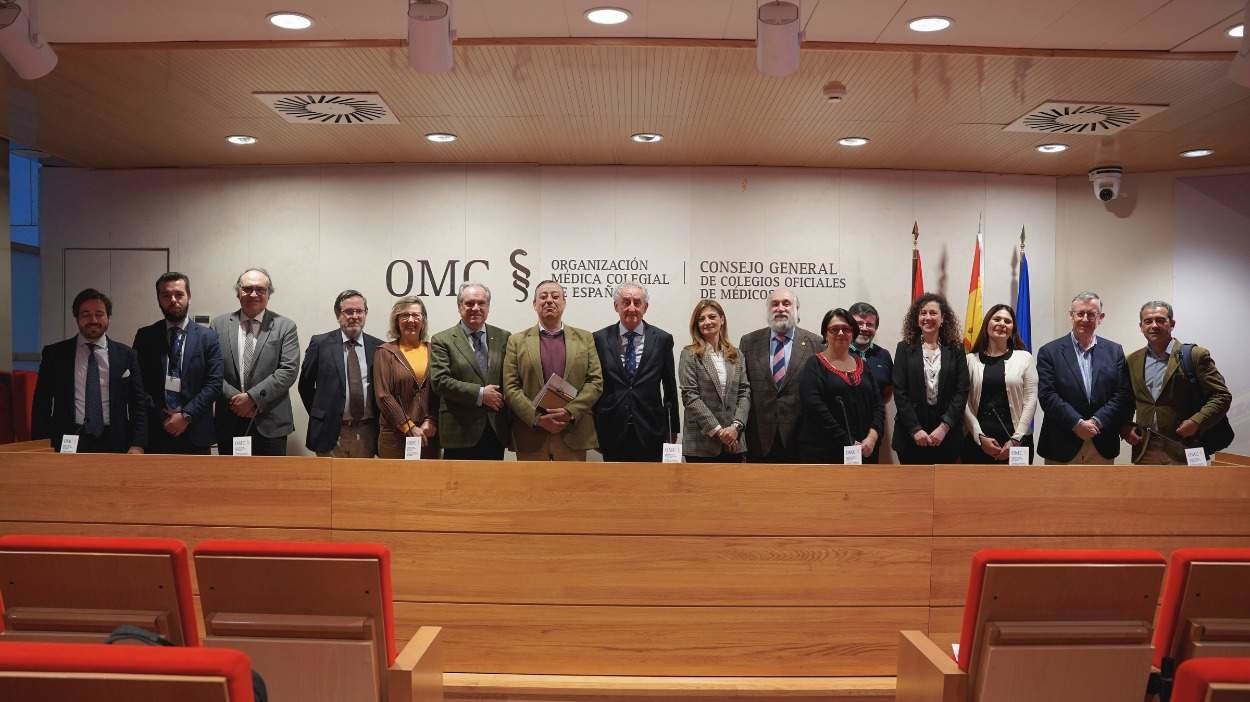 Imagen de familia de la reunión de los Colegios Sanitarios de toda España - Foto de los Consejos de Colegios Sanitarios