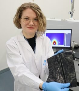 La Dra. Anastasiia Mikhalchan, investigadora de IMDEA Materiales, con una lámina de nanotubos de carbono reciclados - IMDEA Materiales web