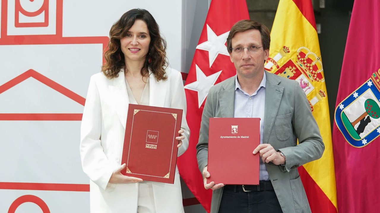 Isabel Díaz Ayuso y José Luis Martínez-Almeida en la firma del convenio - Comunidad de Madrid