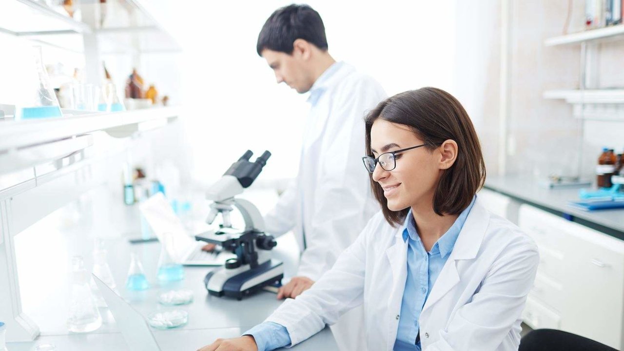 Investigadores en el laboratorio - Foto del Ministerio de Ciencia, Innovación y Universidades