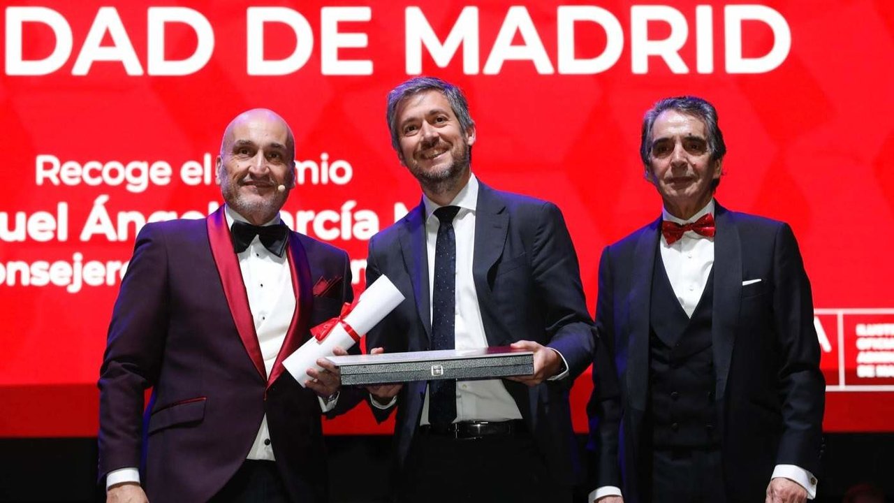 Entrega del premio al consejero de Presidencia - Foto de Comunidad de Madrid