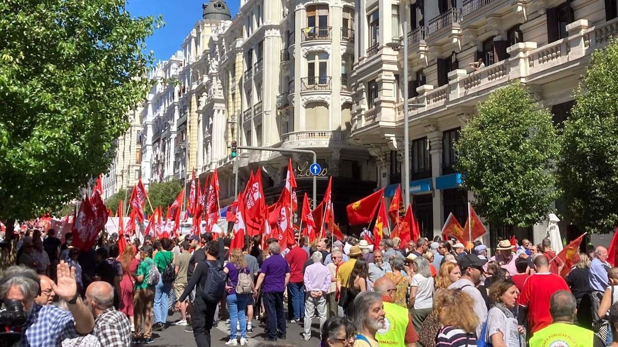 Imagen de asistentes a la manifestación de Madrid del 1 de mayo de 2023 en el punto de salida - Foto de Servimedia