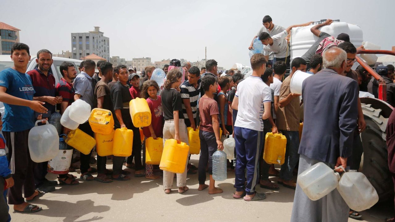La población en la Franja de Gaza hace cola para tratar de conseguir agua potable - Unrwa