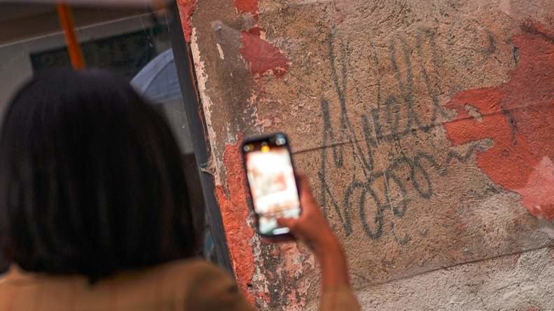 Grafiti del artista Juan Carlos Argüello, Muelle, aparecido en el muro de un edificio de La Latina - Comunidad de Madrid