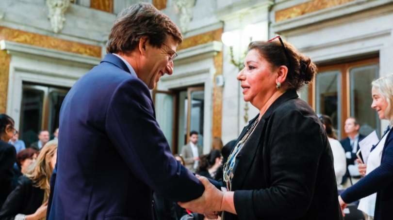Almeida con una de las premiadas - Ayuntamiento de Madrid