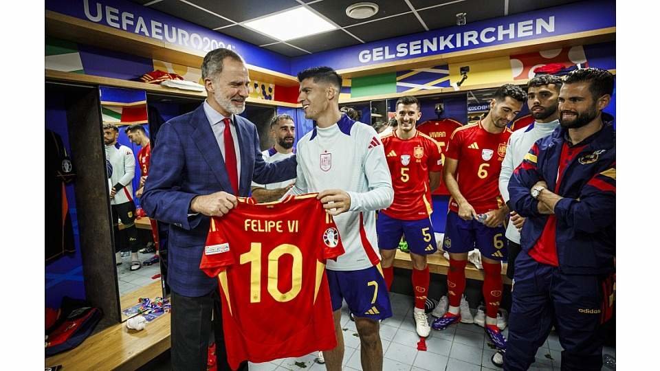 Álvaro Morata entrega la camiseta al Rey -  RFEF