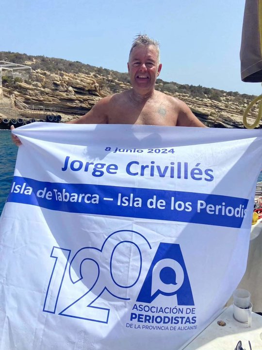 Jorge Crivillés con una pancarta