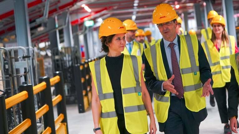 La presidenta ha visitado el nuevo centro de operaciones que DHL Express -Comunidad de Madrid