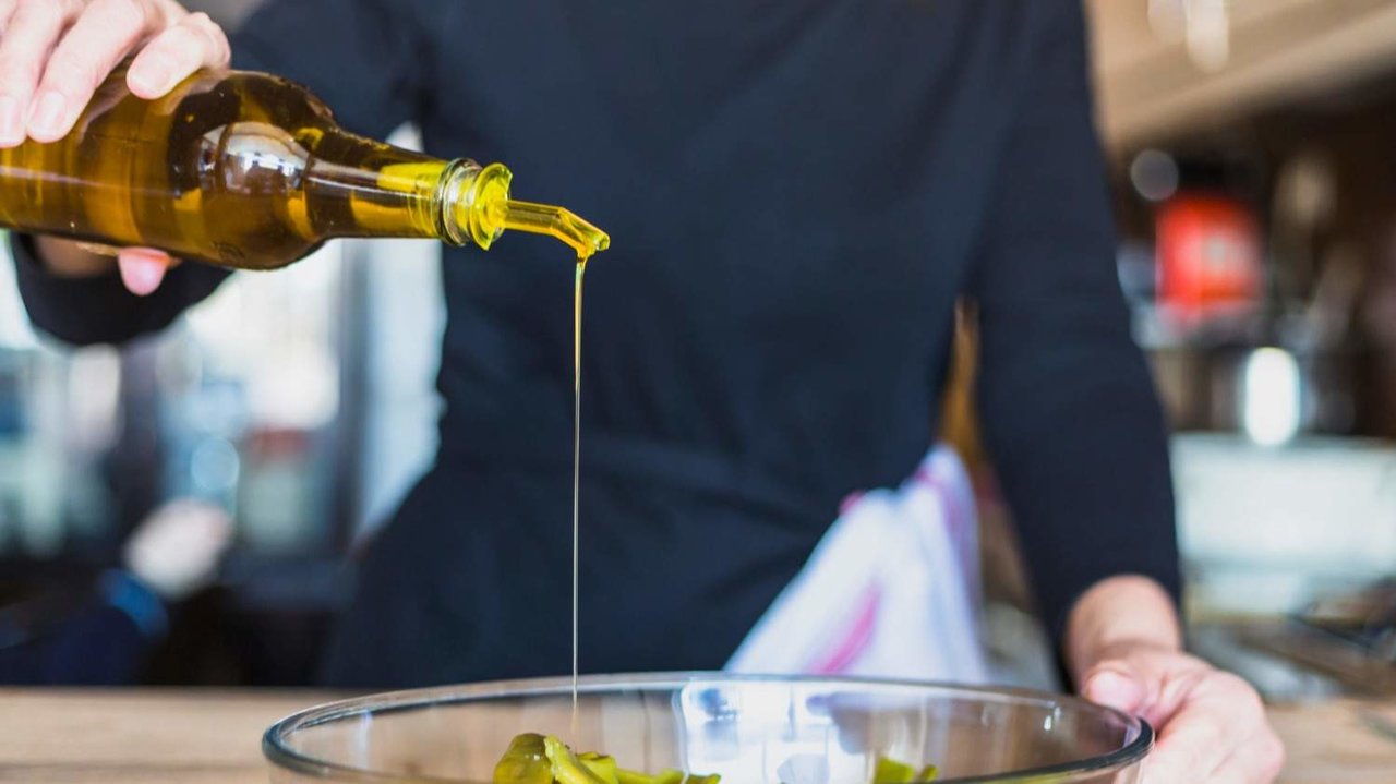 La rebaja del IVA de los alimentos, incluido el aceite de oliva, en vigor desde hoy - Freepik