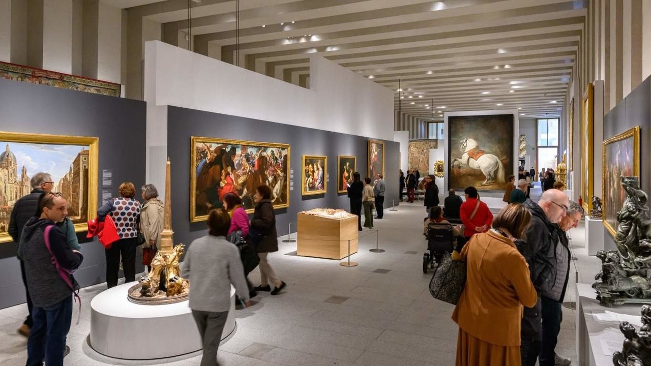 Visitantes recorren la planta -1 de la Galería (Austrias) - Patrimonio Nacional