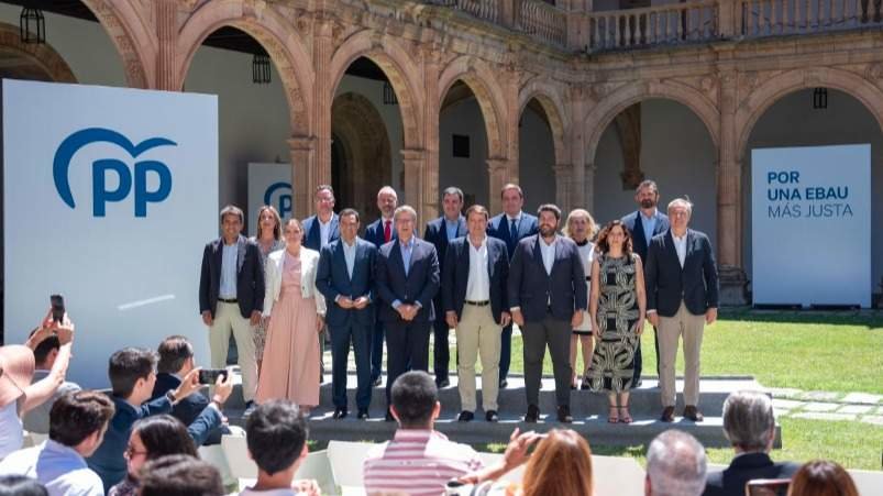 Feijóo y varios presidentes autonómicos del PP posan tras la firma del acuerdo para impulsar una EBAU común - Diego Puerta/PP