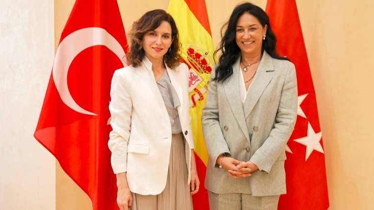 Díaz Ayuso junto a la embajadora de la República de Turquía - Comunidad de Madrid