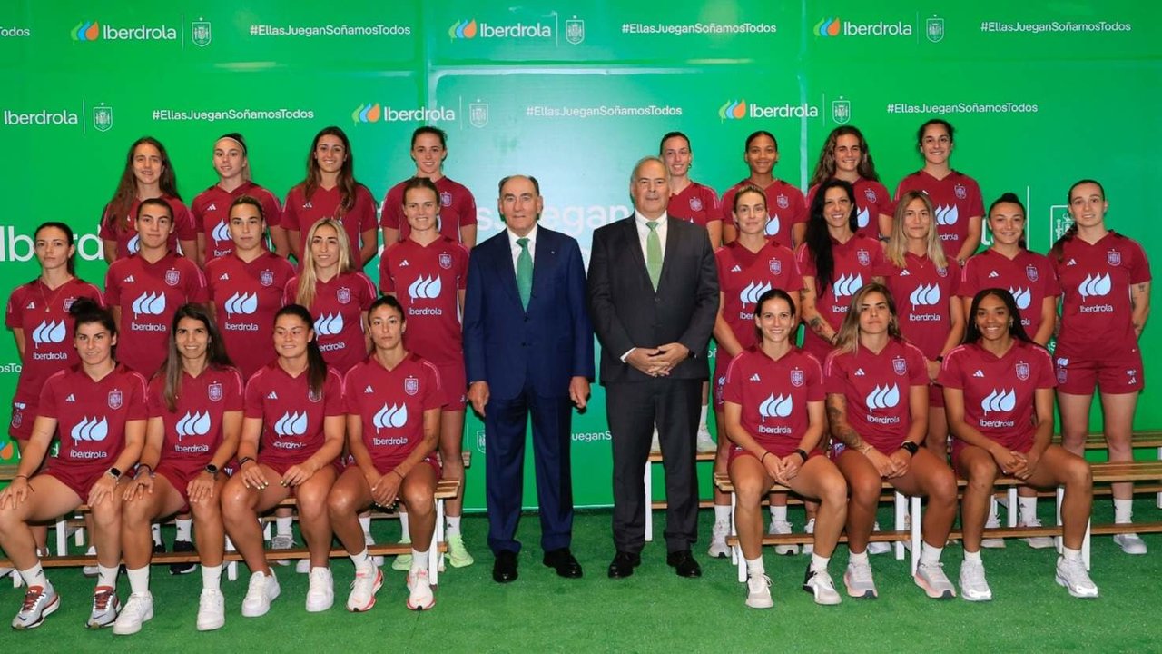 El presidente de Iberdrola, Ignacio Galán, y el CEO de Iberdrola España, Mario Ruiz-Tagle, junto a las jugadoras de la selección española de fútbol - Foto de Iberdrola