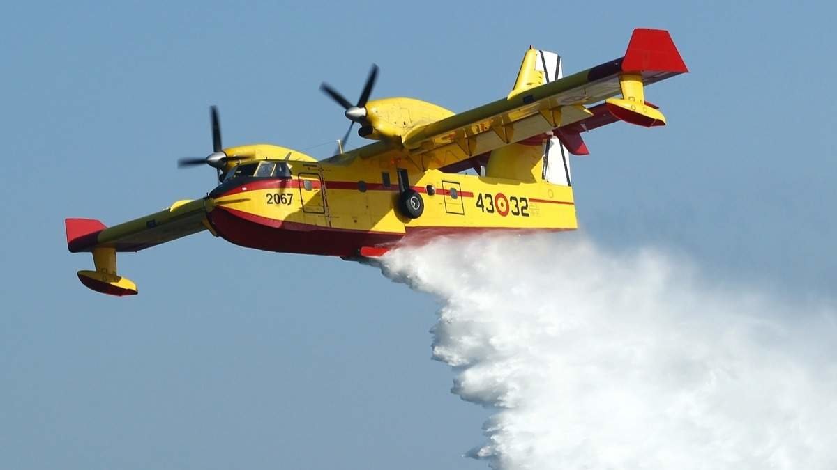 Aeronave descarga agua en labores de extinción de un incendio forestal - Foto de MAPA