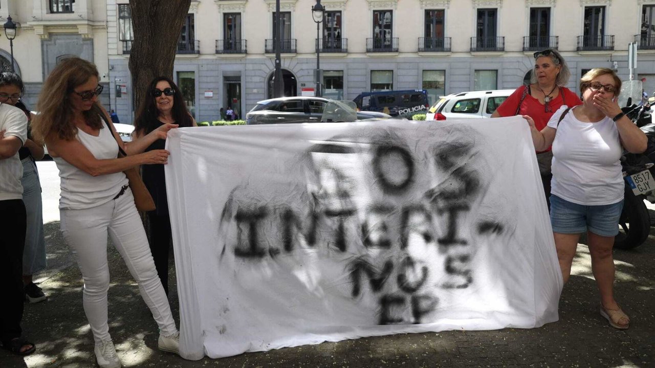 Personas en la concentración ante la Consejeria - Foto de CCOO Enseñanzas Madrid