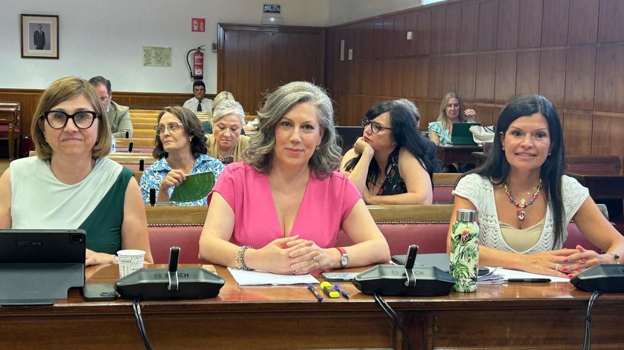 Raquel González, Asunción Mayo y Nidia María Arévalo durante la Comisión de Igualdad - Grupo Popular