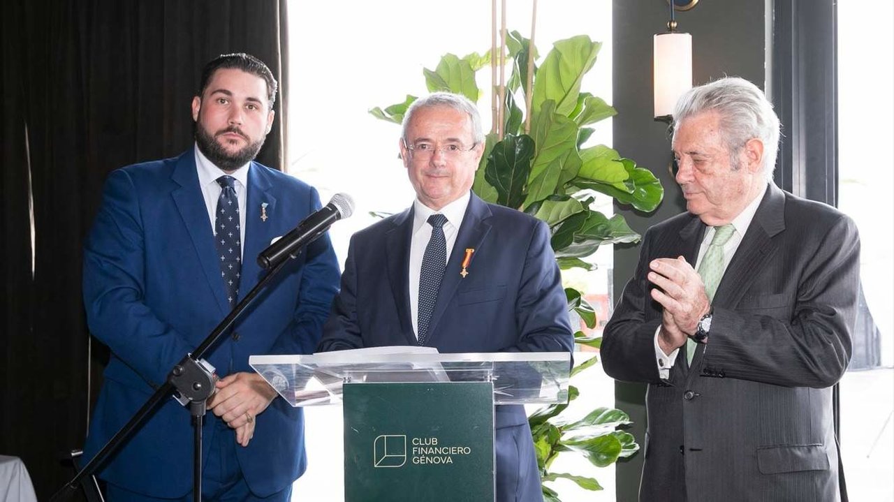 D. Alfredo Leonard y Lamuño de Cuetos (izda) y D. Francisco de Borbón (dcha) entregan al Embajador de la República de Eslovenia, Excmo. Sr. D. Robert Krmelj (centro), de la Medalla de Honor de Oro del Real Cuerpo