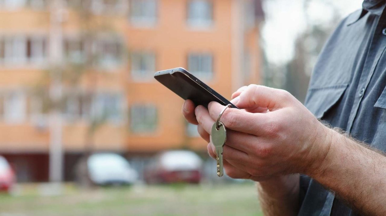 Un trabajador responde a un mensaje justo antes de llegar a su casa - Foto de 123RF/timonko