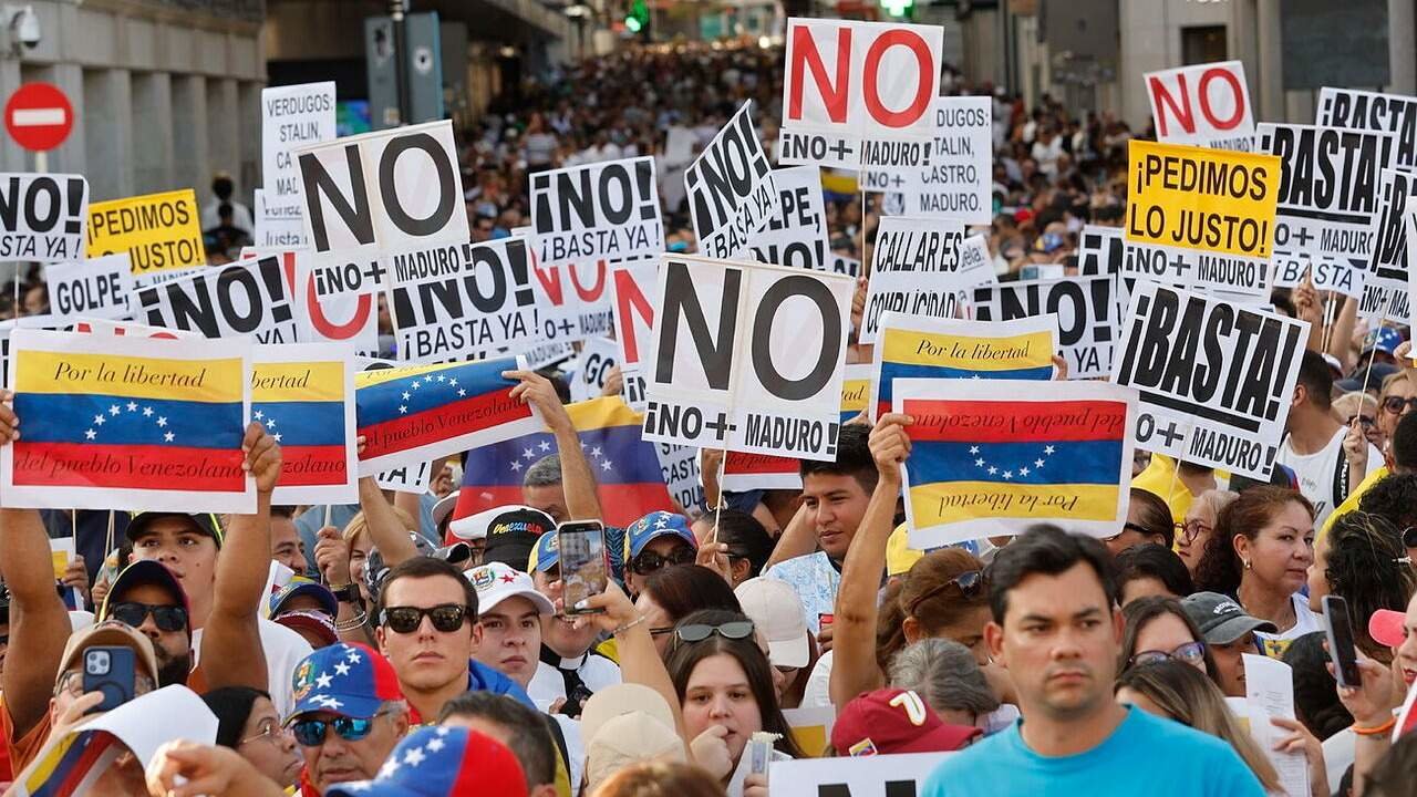 Manifestantes de la Puerta del Sol con pancartas contra Maduro - Servimedia