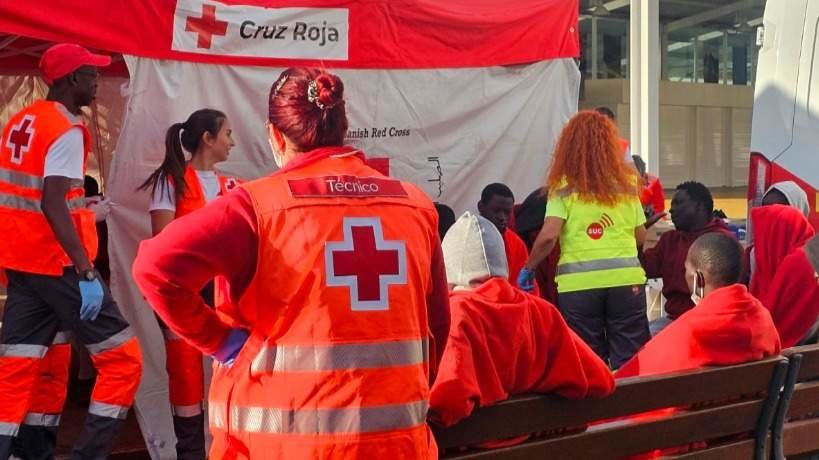 Cruz Roja atiende a varios inmigrantes nada más llegar a Canarias - Foto de 112 Canarias