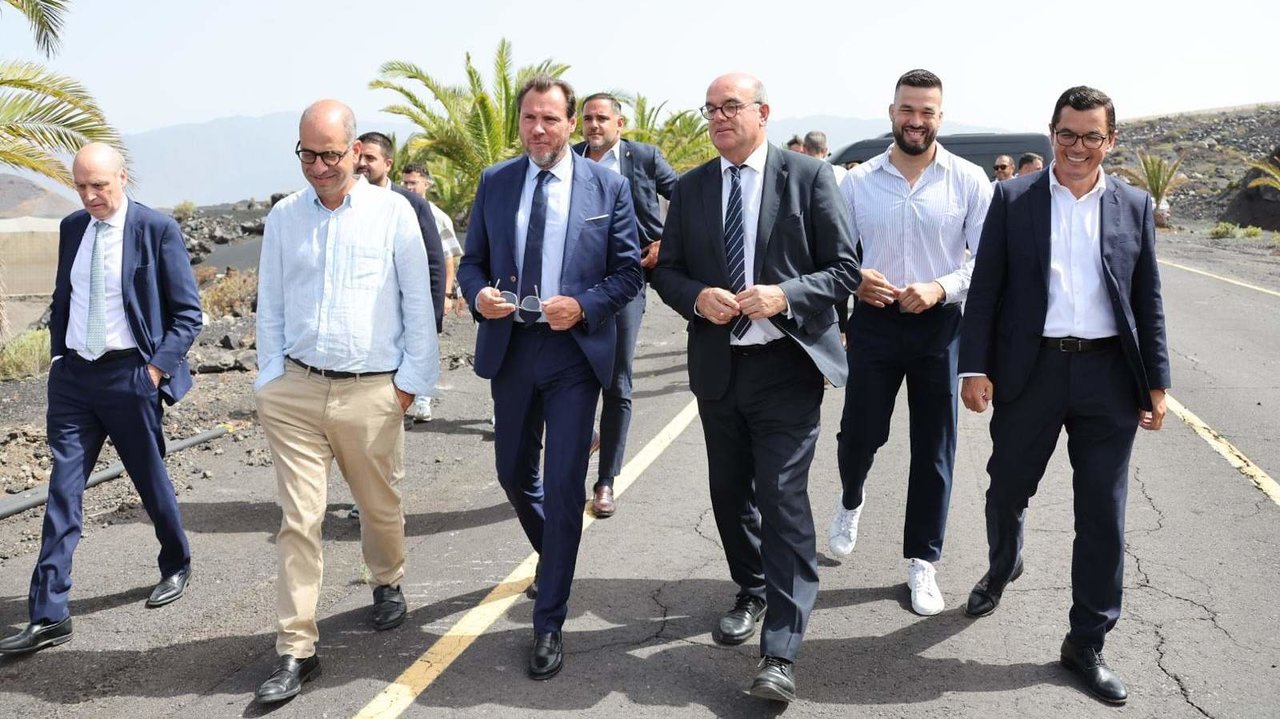 Óscar Puente, durante la visita a una nueva carretera en La Palma | Foto del Ministerio de Transportes