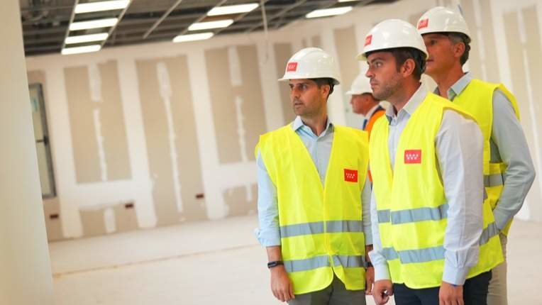 Viciana, durante su visita a las obras de esta nueva infraestructura educativa - Comunidad de Madrid