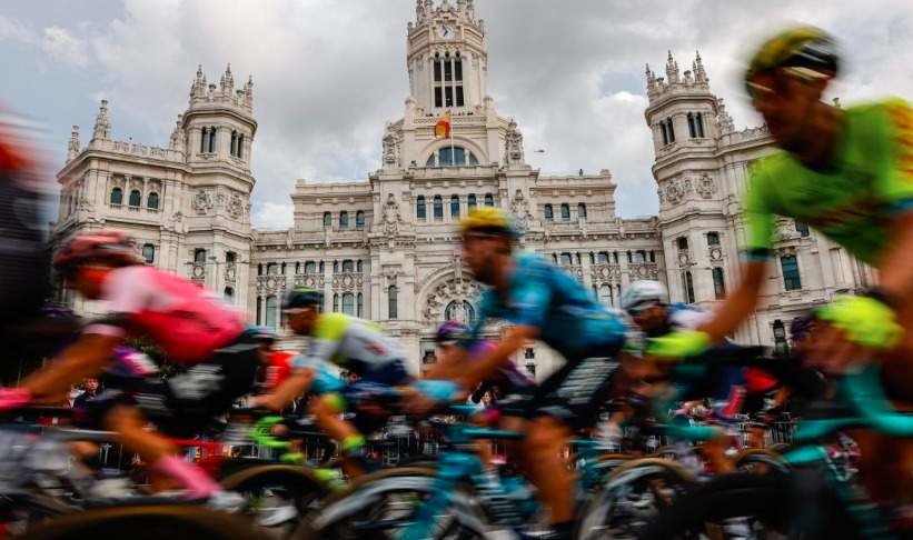 Ciclistas frente al Palacio de Cibeles -  Foto de Ayuntamiento de Madrid