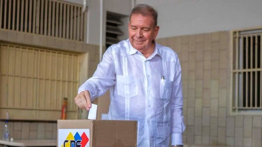 Edmundo González al votar en las elecciones de julio en Venezuela - Servimedia